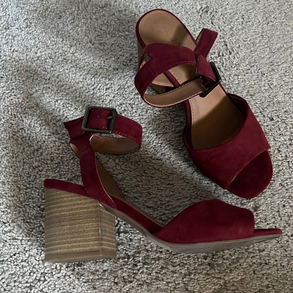 Universal thread burgundy heels